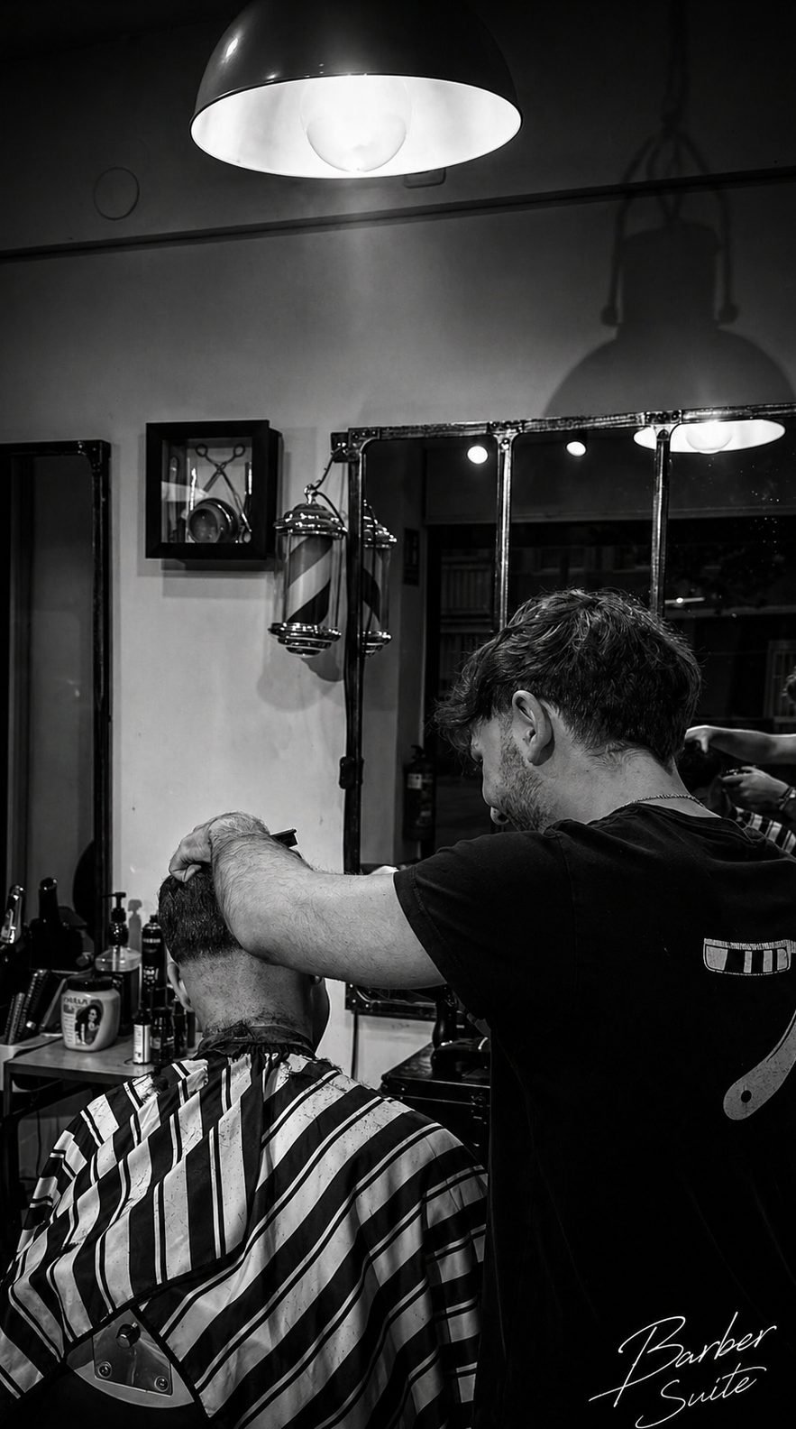 Chechu, barbero de Barber Suite, trabajando en un corte en Alcorcón