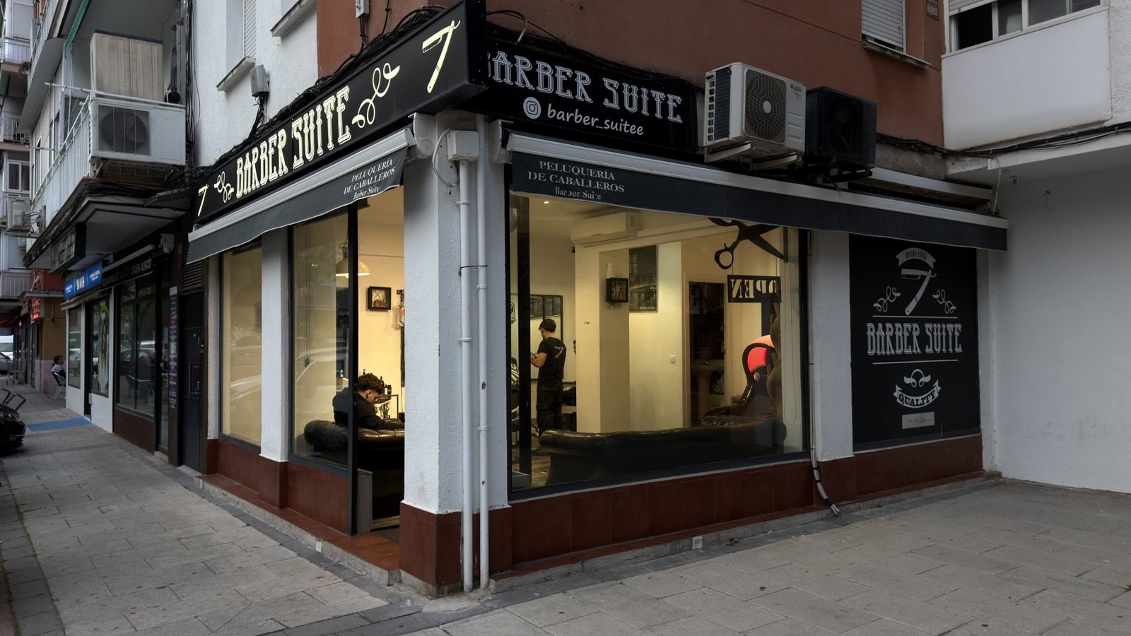 Fachada de Barber Suite, peluquería de caballeros en la Plaza Sierra de Navacerrada, Alcorcón